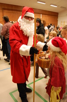 Historian havinaa. Joulupukki vieraili joskus Visan Talvinäytöksessä jakamasa karkkeja ja lahjojakin.
